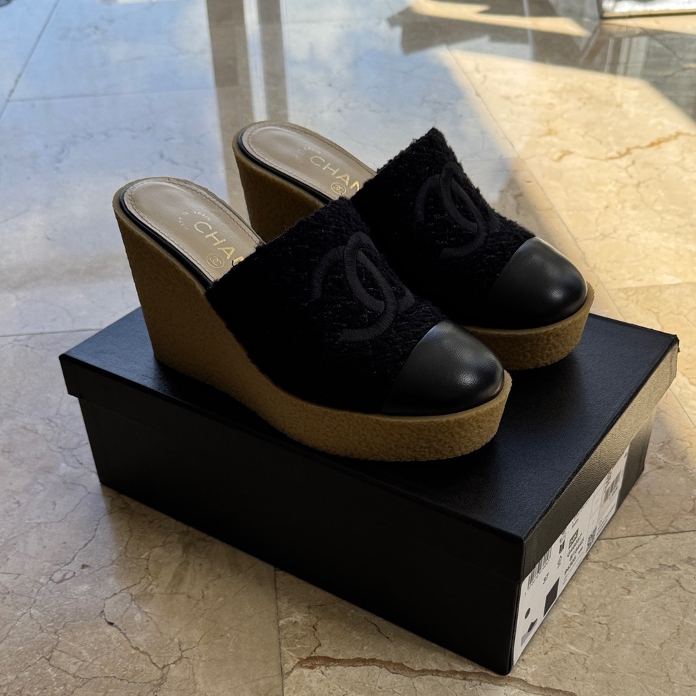 CHANEL Mules